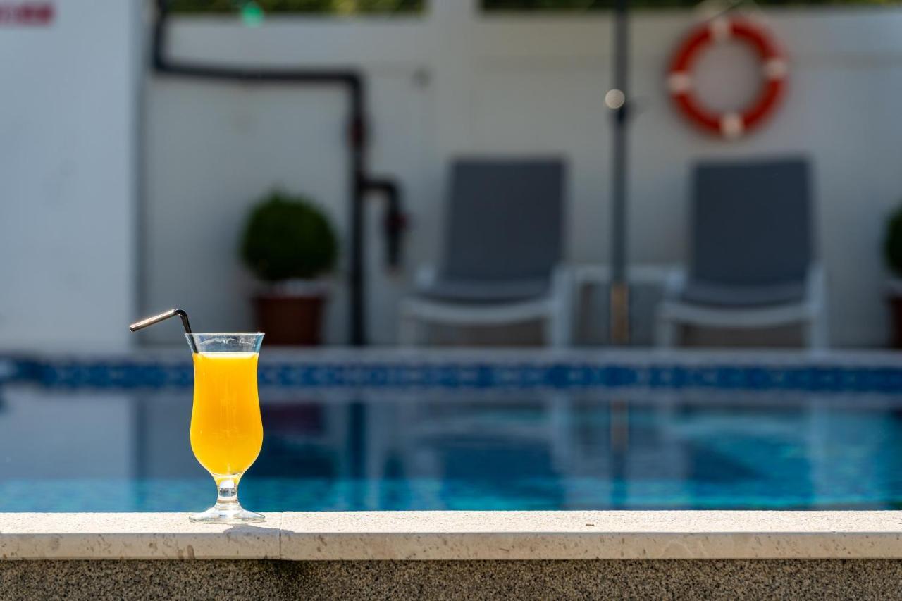 Delfin Apartments Сутоморе Екстериор снимка